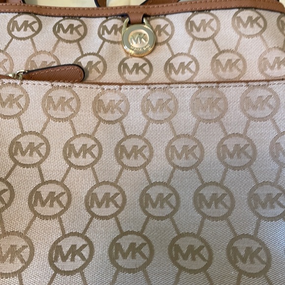 New with out tags. Michael Kors crossbody.  never used. - Picture 2 of 11